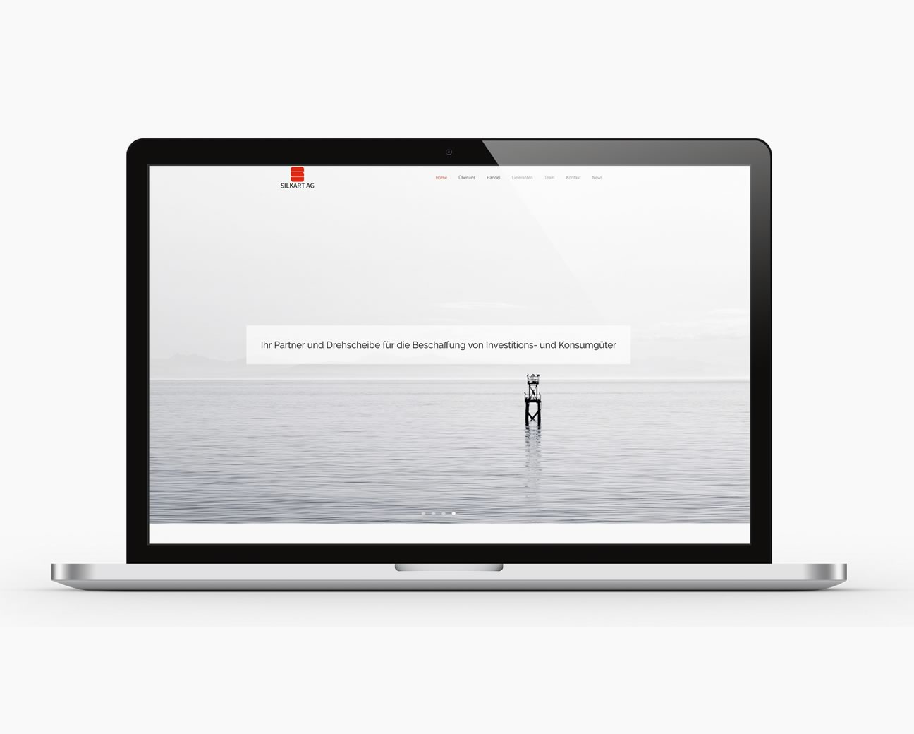 Apple Macbook Pro mit dem Screen der Website von der Silkart AG Ueberstorf